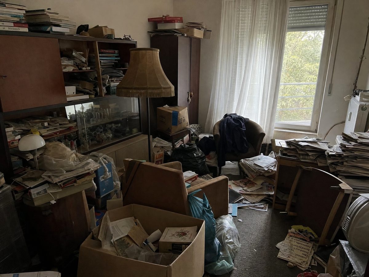 Wohnzimmer vorher – vollgeräumt